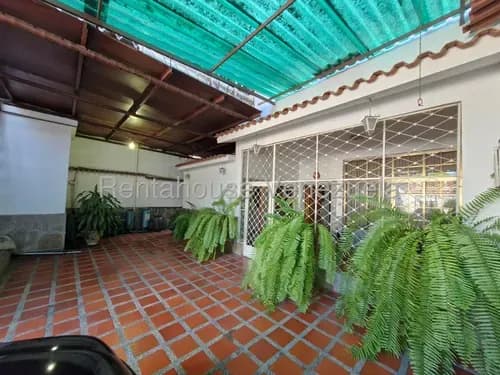 Casa En Venta Con Local Comercial Urb La Barraca Maracay 25-16310 Avel