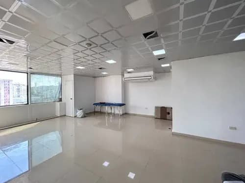 Oficina Remodelada En C.c. Camoruco