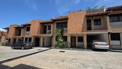 Se Vende Bello Townhouse En Urb Mañongo, Res Monte Líbano Cercano Al Sambil Conjunto Cerrado Seguro, Fácil Acceso A La Autopista Arc Norte Valencia, Clima De Montaña.