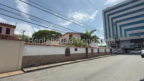 Dennymar, Vende Hermosa Y Exclusiva Propiedad En El Este De Barquisimeto, En Optimas Condiciones, Con Mas De 500m2, Posee 7 Habitaciones, 5 Baños. 26-21509.