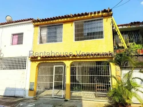 Hermosa Casa Duplex En Venta Excelente Ubicación A Una Cuadra De La Avenida Don Julio Centeno, 8 Habitaciones, 4 Baños, Cocina, Pisos De Porcelanato,cercano A Comercios,