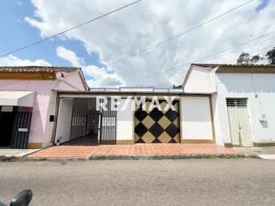 Casa doble propósito con local comercial. A pie de calle (carrera 13 con calle 9 y 10)