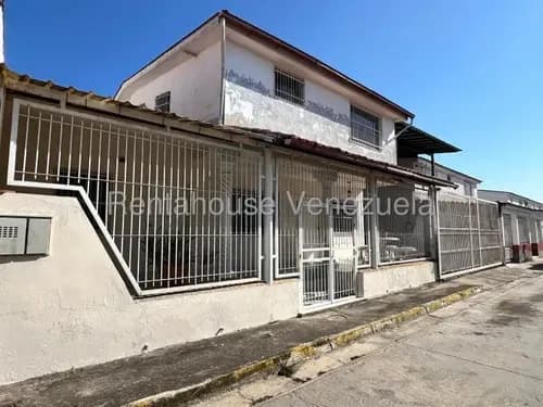 Amplia Casa En Venta En Urbanización La Castellana En La Victoria #26-14327 Rm