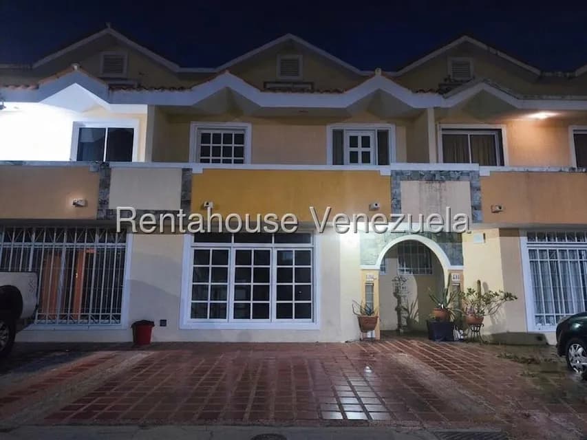 Townhouse (Multiples Niveles) en Venta en Avenida Milagro Norte, Zulia