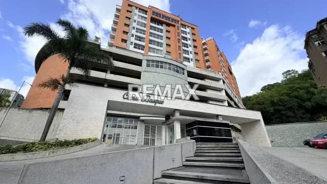 HERMOSO APARTAMENTO REMODELADO EN VENTA EN LA BOYERA, RES. CIMA BOSQUE.