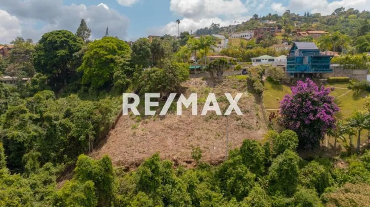 En venta terreno con increíble vista en calle P-3 (ciega) en la Lagunita Country Club