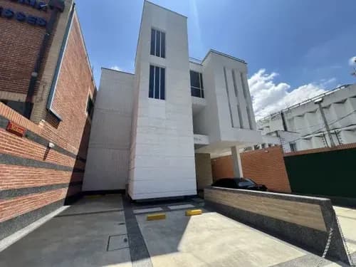 Edificio Comercial En Obra Limpia. Urb. La Florida