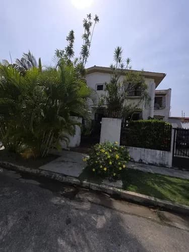 C-701. Alexora Vende Casa Residencial 2 Niveles Ubicada En Calle Cerrada, En La Urb. Trigal Norte. (5,4,3)