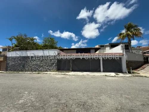 Tg Casa En Venta En Cumbres De Curumo, Remodelada, Rodeada De Jardines, Calle Privada 26-19191