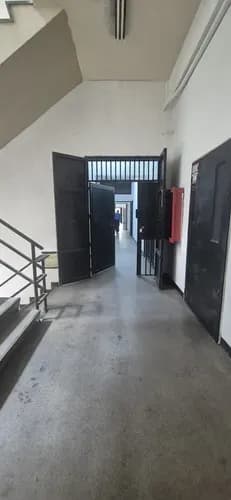 Local Comercial En Alquiler. En La Salida A La Autopista, Frente A Empresas Polar. Son 3 Espacios En Una Zona Industrial. Con Estacionamiento Para Carga Y Descarga De Mercancía. Ascensor De Carga