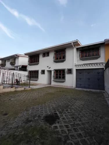Bella Casa De Poca Data Y Con Acabados De Primera Piso De Mármol Cocina Empotrada Con Tope De Granito 450 Mts De Terreno Y 300 De Construcción 6 Hab 6 Baños 4 Puestos Área Social Bar Vigilancia 24/7