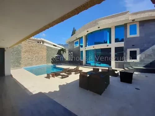 Casa De Lujo En Venta Urb El Castaño Maracay Con Piscina Rm