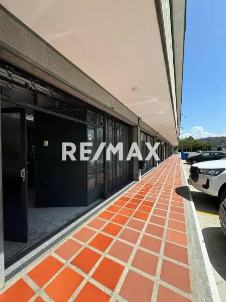 Alquiler de Amplio Local Comercial ubicado en C.C Dinastía Av. Valencia de Naguanagua