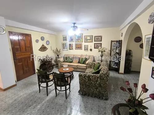 Clasico Apartamento Para Remodelar A Su Gusto, Amoblado, Con Una Vista Espectacular Y Ubicado En La Mayor Zona De La Ciudad, Urb La Trigalena Parte Baja, Su Distribución Es Optima