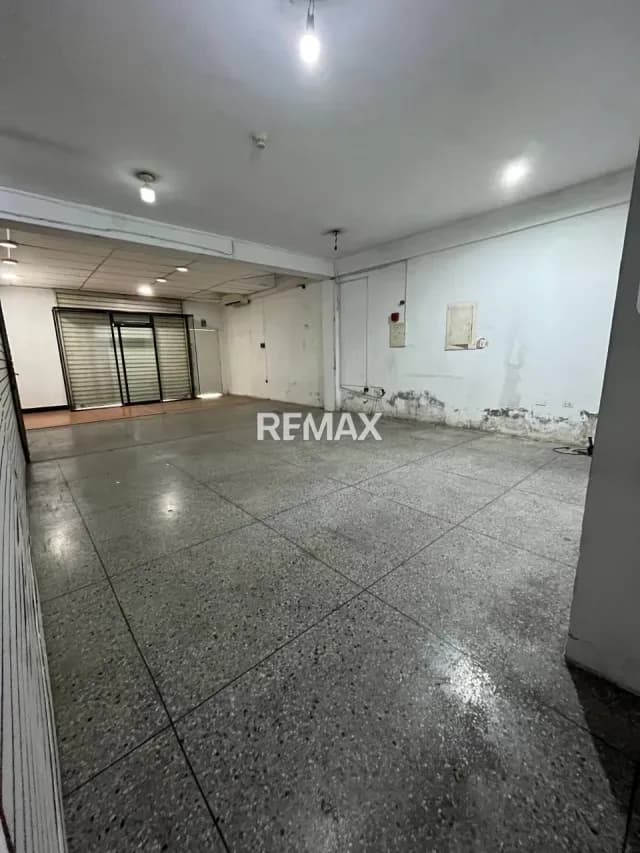 En Venta Local Comercia ubicado estratégicamente en la Intersección de la calle 28 y Avenida Los Agricultores. Zona de alta actividad económica.