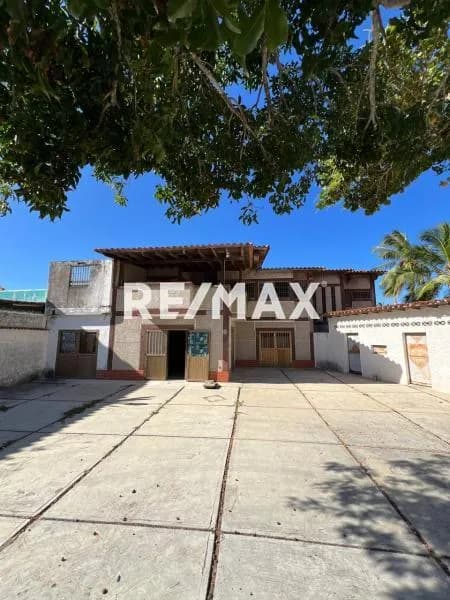 CASA QUINTA CON LOCAL COMERCIAL CERCA AL MAR