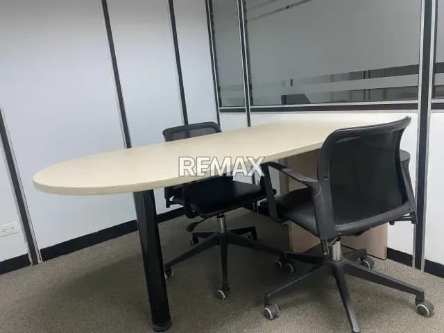 Oficina en Alquiler en la Zona Industrial de La Trinidad Baruta, incluye acceso a áreas comunes como Salón de coferencia, comedor, baños y recepción.