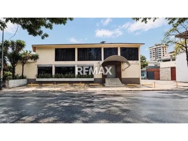 Se vende Fondo de Comercio de amplio y moderno restaurante.