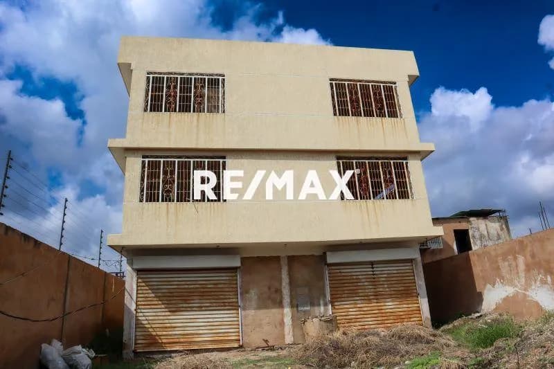 Edificación consta de 3 niveles Ubicada en Sector Los Olivos Cerca de Humanidades