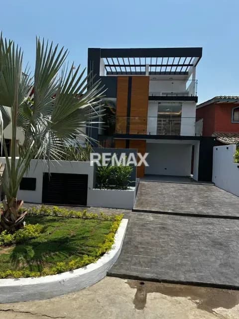 SE VENDE MODERNA CASA BOTE C