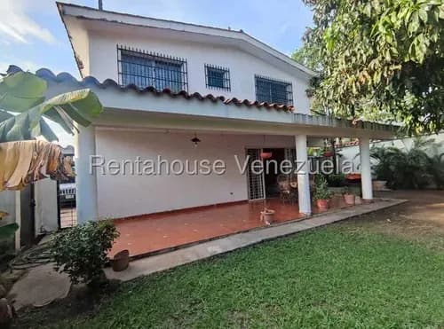Excelente Quinta En Esquina Ideal Para Modernizar. Consta De 458m2 Terreno Y 282m2 Const. Excelente Distribución, Rodeada De Jardines Y Patio Fresco Con Iluminación Natural. Nivel Superior: 3 Hab