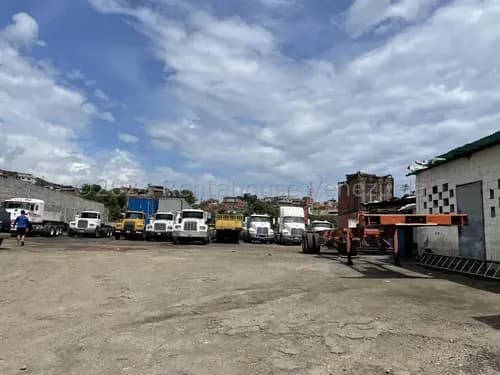 Terreno En Venta, Ezequiel Zamora-catia La Mar. Cercano Al Aeropuerto Y A La Planta De Cargill, Incluye Bienhechurías Oficinas Y Deposito.11052.