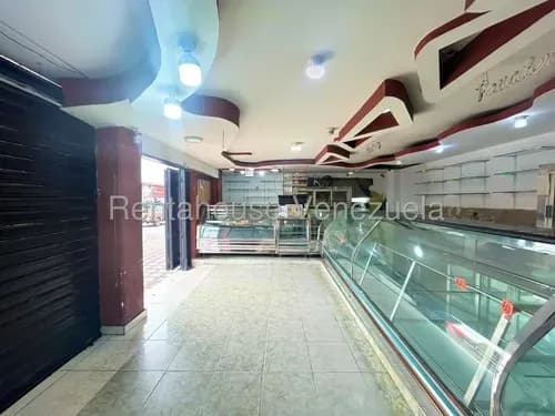 Raíza Suárez Alquila 2 5 2 4 7 4 1 Espectacular Local 102 M2 Para Desarrollar Cualquier Tipo De Negocio,alta Afluencia Vehicular Y Peatonal, Cuenta Con Sala Baño, Ubicado En El Centro De Barquisimeto