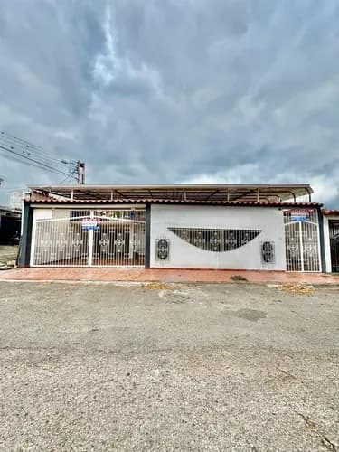 Casa En Venta Ubicada En La Urbanización Los Naranjos, Pueblo Nuevo