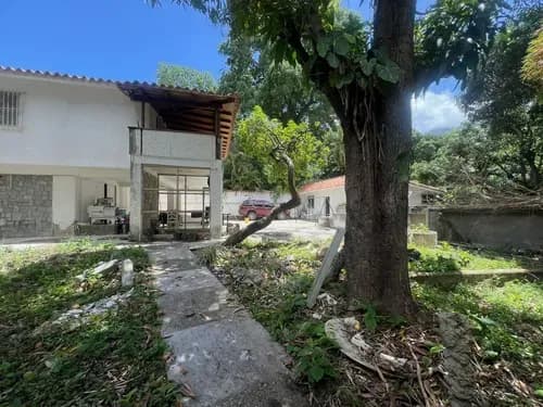 Se Vende Casa Con Gran Potencial Residencial/ Comercial, En La Urb. La Floresta.