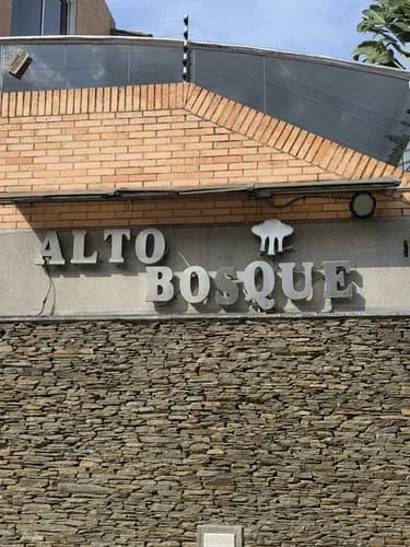 En Venta Bello Townhouse En La Urbanización El Bosque Valencia 350 Mts . 3 Niveles. 3 Puestos De Estacionamiento Y 2 Maleteros. 5 Habitaciones Mas Un Estudio. Bella Cocina. Con Patio Techado. Clider