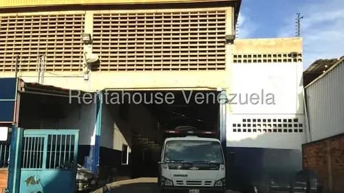 Espacioso Galpón En Venta. La Urbina. Con Techos De Doble Altura Y Mezzanina. Fc // 26-18434