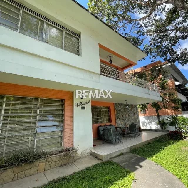 SE VENDE CASA CON POTENCIAL RESIDENCIAL COMERCIAL EN COLINAS DE BELLO MONTE