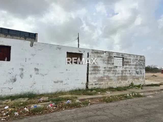Parcela en Judibana, uso residencial o comercial.