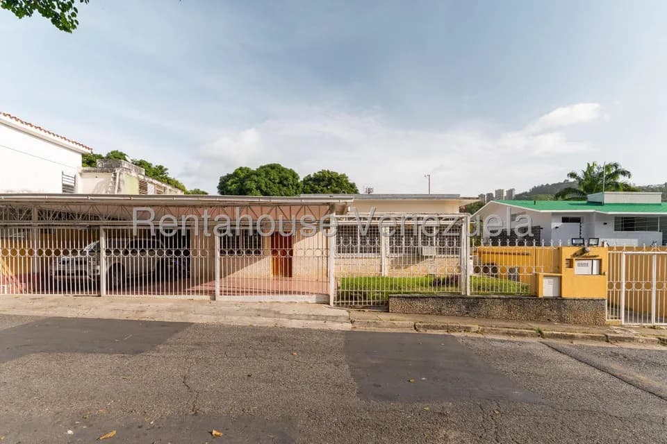 Casa (Multipes Niveles) en Venta en Prados del Este, Distrito Metropolitano