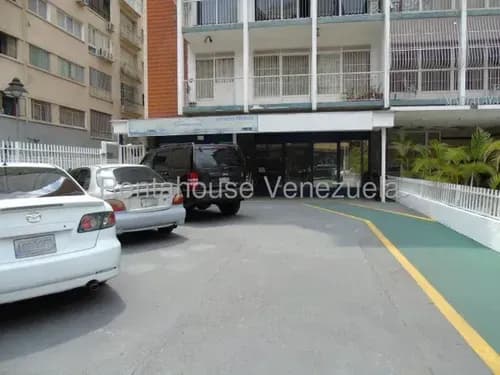 Local Y Estacionamiento A Pie De Calle En Venta En Los Palos Grandes / 26-15487 Cs