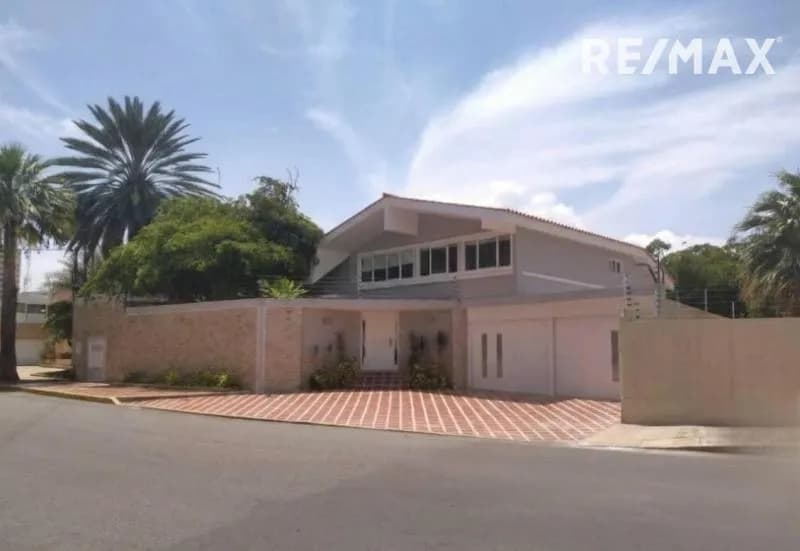 Hermosa Casa en La Lago – Final de la Calle 72
