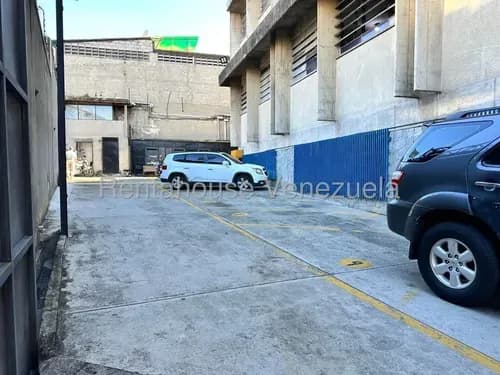 Amplio Galpón Industrial Con Tres Oficinas En Alquiler. Urb. Boleíta Norte.