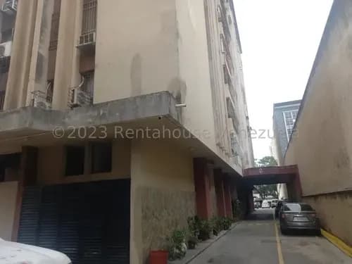Extraordinaria Oportunidad Con Ubicacion Estrategica En La Av. Bolivar Norte De Valencia, Amplio, Comodo, Piso Medio, Con Todas Sus Comodidades, De Facil Acceso Y Con Una Bella Vista
