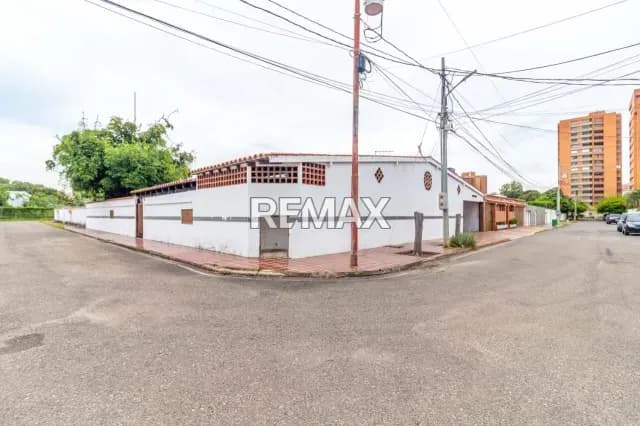 VENDE CASA PARA REMODELAR EN ESQUINA EN URBANIZACIÓN MARACAIBO