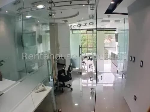 Oficina En Alquiler Amoblada Y Con Imagen Corporativa En Macaracuay #26-11593