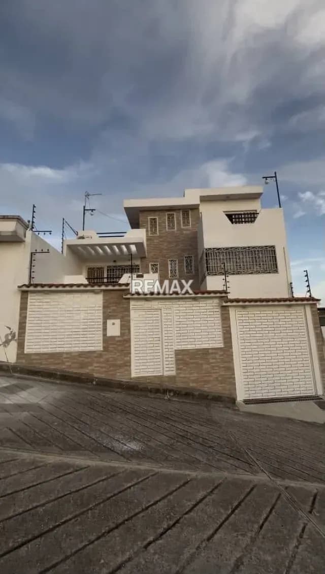 SE ALQUILA CASA DE LUJO VÍA PERIBECA