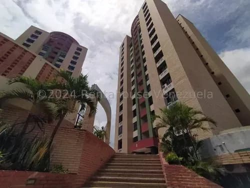María Valera Vende Bello Y Amplio Apartamento Al Este De Barquisimeto, Conectado A Planta Eléctrica, Amplias Habitaciones, Cocina Empotrada, Pisos De Porcelanato.