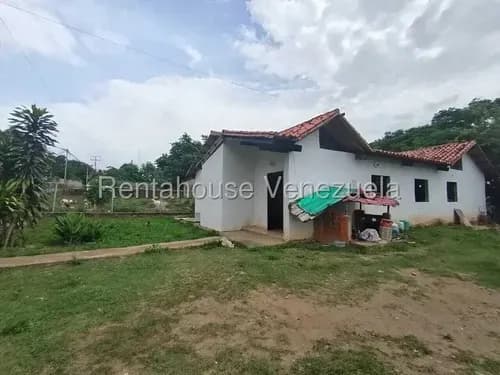 Terreno Con Bienhechuria Construida De 200 Mts2 Aproximadamente. Es Un Hermosa Casa, Fresca, Iluminada Y Comoda , Cuenta Con 4 Habitaciones, 3 Banos, Habitacion Principal Con Vestier