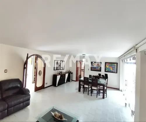 Elegante Residencia En La Trinidad Con Espacios Amplios