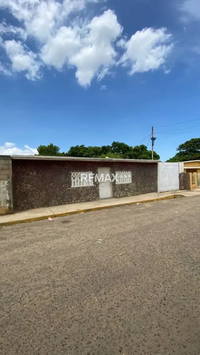 CASA EN BARRIO CARMELO URDANETA
