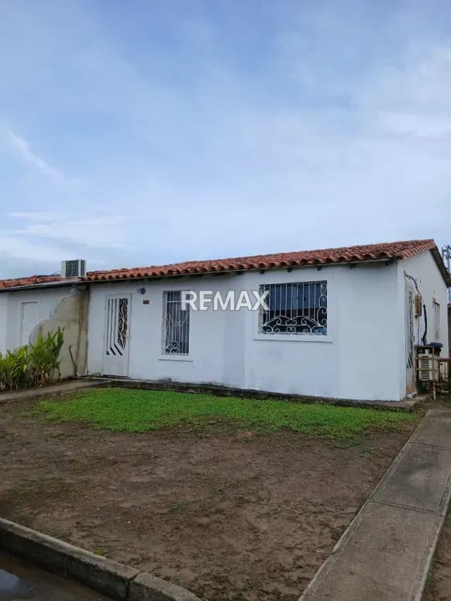 Alquila casa en La Zona industrial, Urbanización los Apamates. Propiedad amoblada
