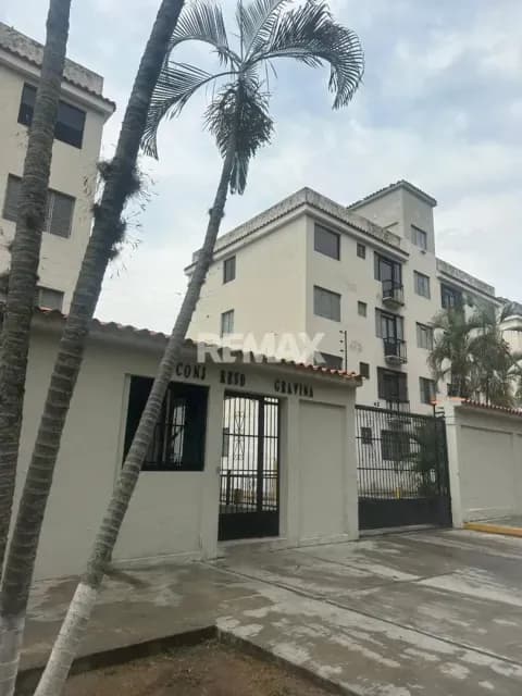 APARTAMENTO EN ALQUILER RES. GRAVINA URB. LOS COLORADOS