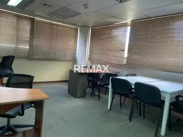 Oficina en Alquiler en la Zona Industrial de La Trinidad Baruta, incluye acceso a áreas comunes como Salón de coferencia, comedor, baños y recepción.