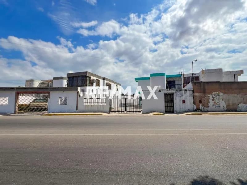Casa con local comercial en venta en la Urbanización Los Olivos, Maracaibo