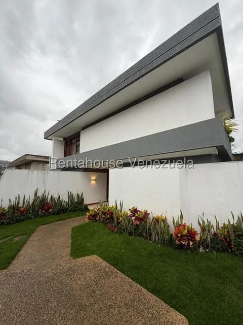 Casa (Contemporaneo) en Alquiler en Santa Paula, Distrito Metropolitano
